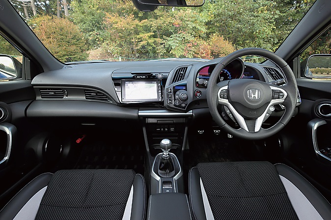 SPORT、NORMAL、ECONの3つのモードのほかPLUS SPORTボタンを持つコックピット