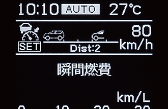 約40km/h~約100km/hで先行車との車間距離を一定に保つACC(アダプティブクルーズコントロール)を標準装備する