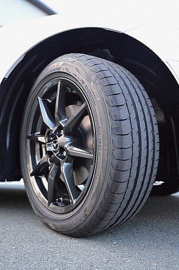大径ディスクブレーキ:タイヤとホイールは変更ないがブレーキのディスク径がフロント258mmから280mmに、リア255mmから280mmに大型化されている