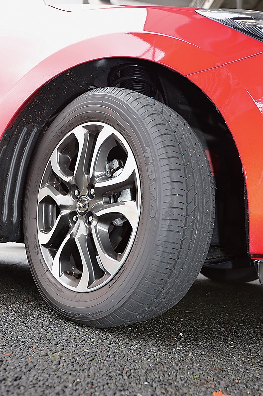 ブレーキは大型ローター採用の強化版:タイヤはオプションで195/55R16を設定。ブレーキは前後ともにベース車から1 インチ拡大している
