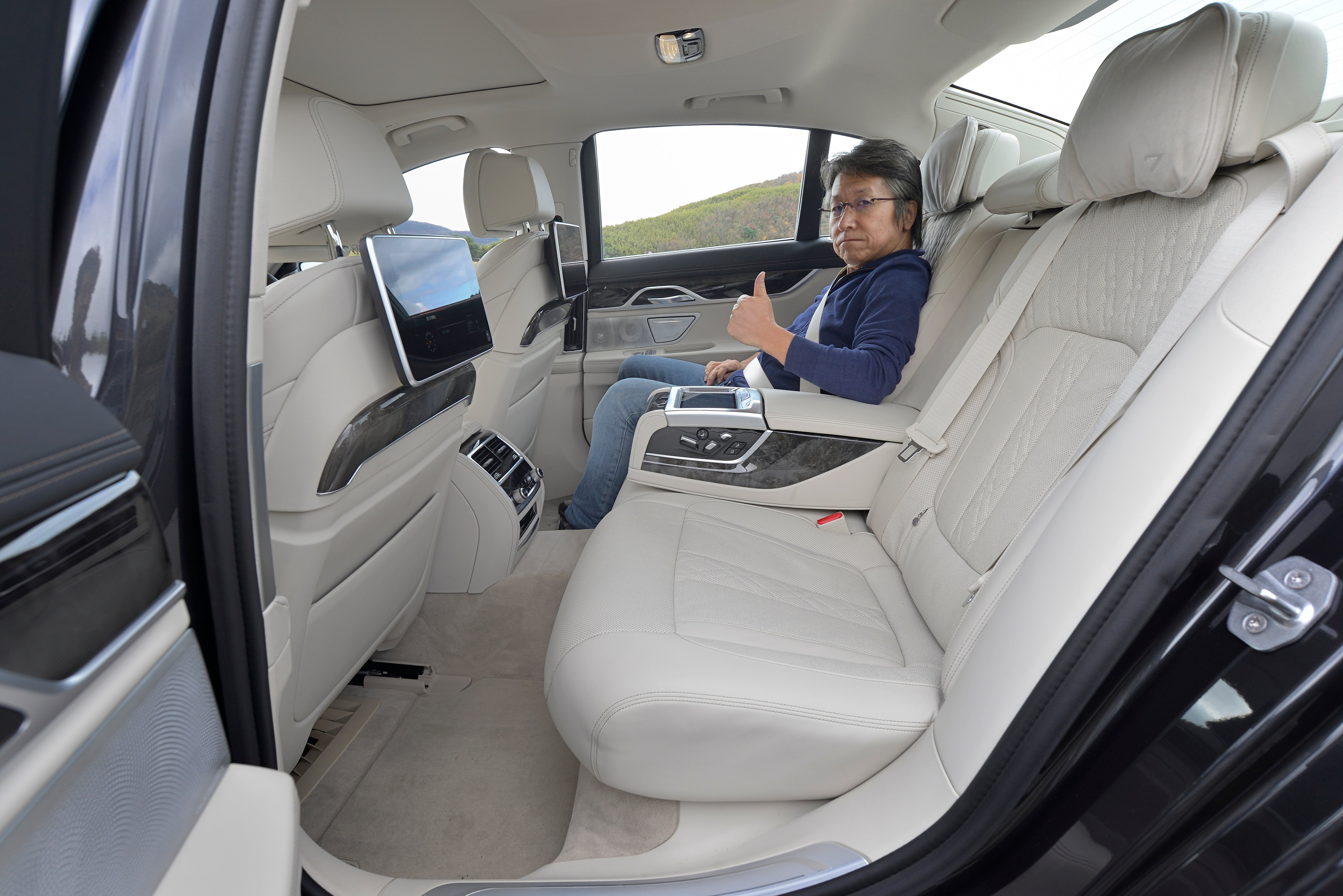 後席はまさに至高の空間。アームレストにはBMWタッチコマンドと呼ばれるタブレットが備え付けられており、各種操作が可能