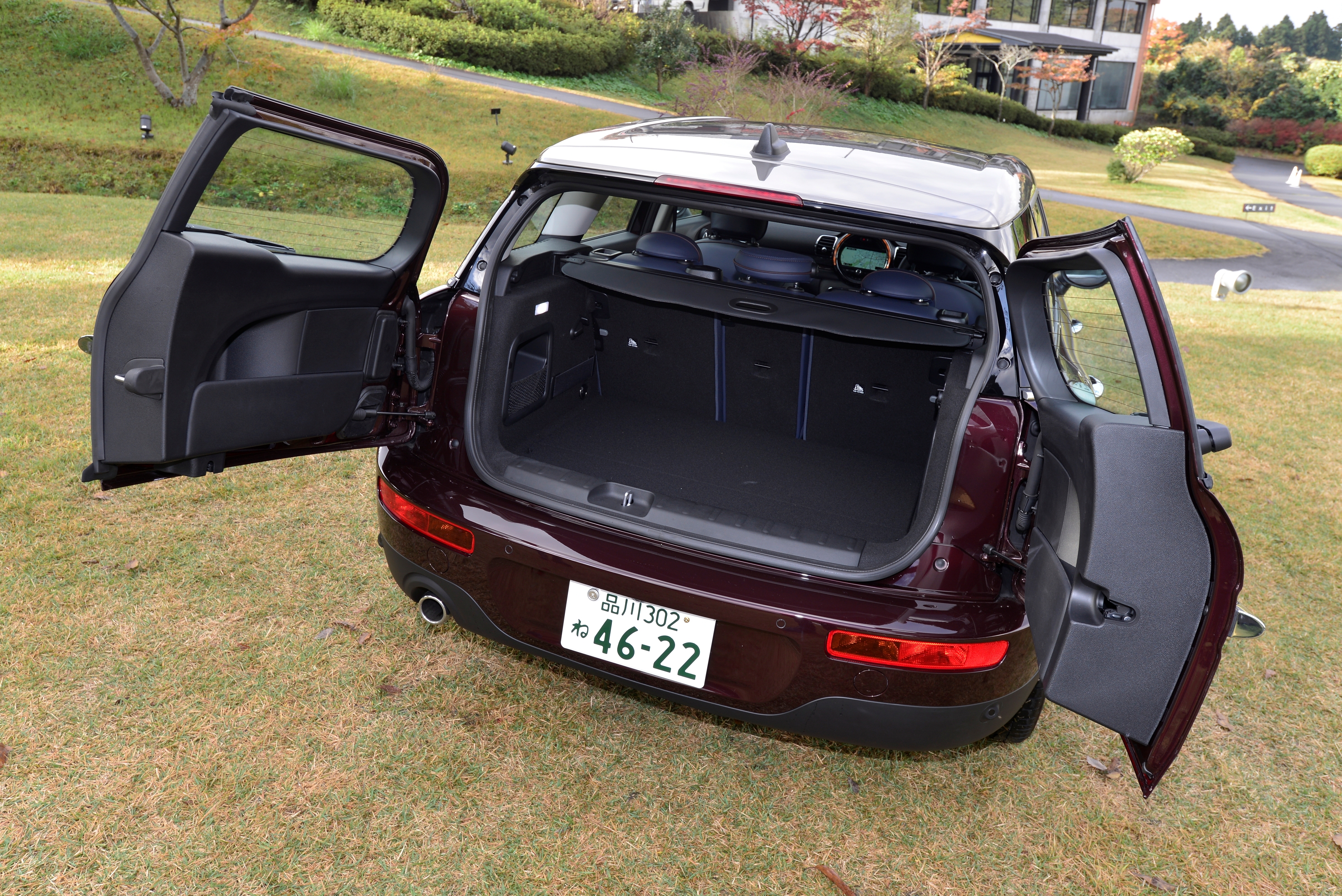 全長4270×全幅1800×全高1470mmと、5ドアよりも全長が270mm、ホイールベースが100mm拡大。観音開きドアを開けると通常時360~1250Lのラゲッジ容量。後席は身長178cmでも膝前がこぶし2つ、頭上空間がこぶしひとつ