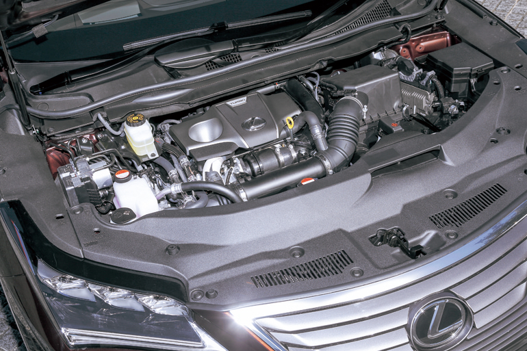 V6エンジンを大幅に改良したハイブリッドは、JC08モード17.4km/Lから18.8km/Lに大幅に燃費を向上している(FF車比)