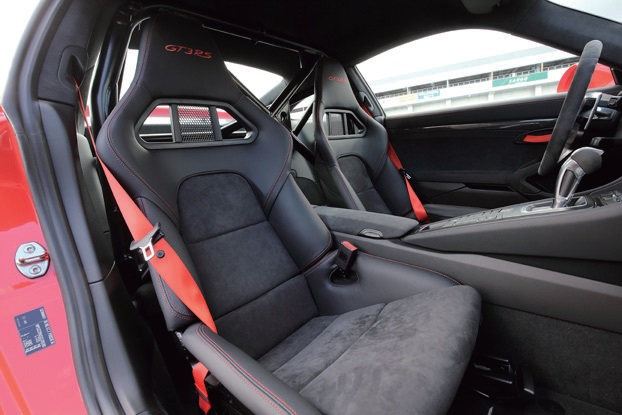 918スパイダーのカーボンファイバー製フルバケットシートをベースにしたシート。リアロールケージや6点式運転式シートベルトは標準装備