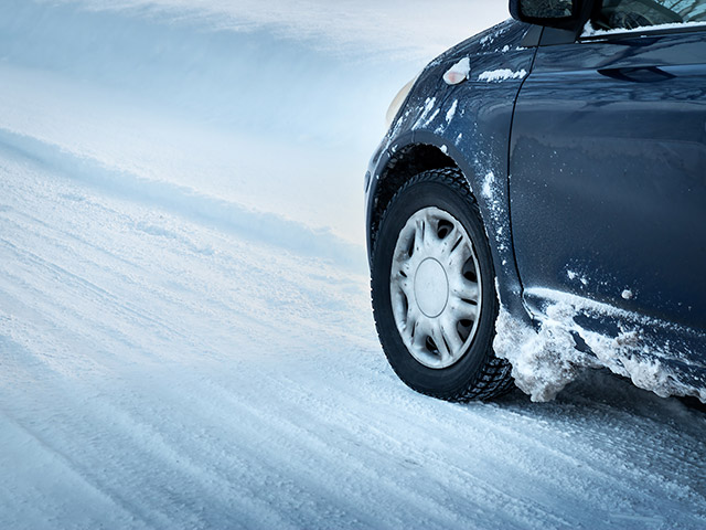 タイヤ交換をせずに雪道を走ることの危険性とは