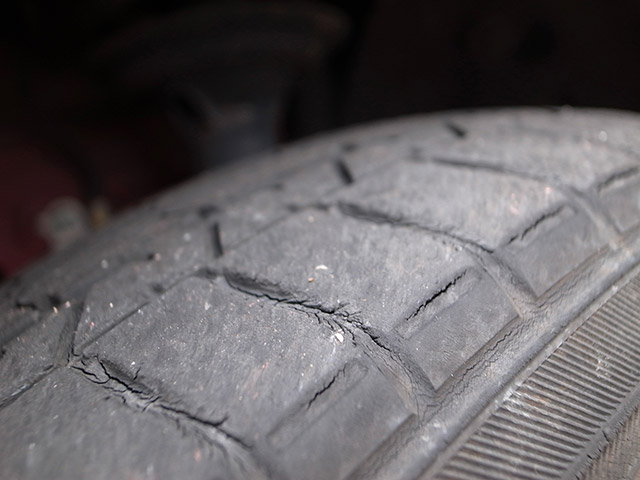 タイヤのひび割れの種類・危険なひび割れとは？