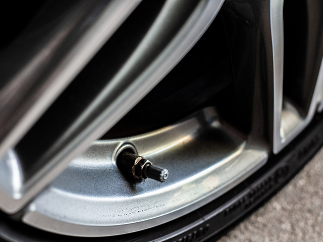 タイヤ交換ではエアバルブも確認 バルブの寿命や交換時期 交換方法や工賃の目安を解説 車検や修理の情報満載グーネットピット