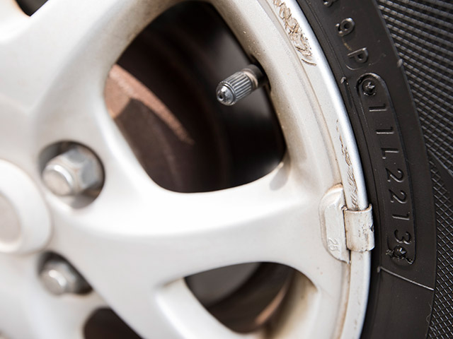 タイヤ交換ではエアバルブも確認 バルブの寿命や交換時期 交換方法や工賃の目安を解説 車検や修理の情報満載グーネットピット