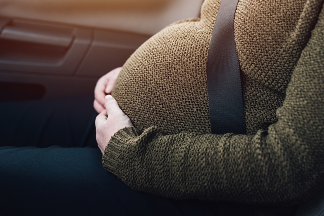 臨月の妊婦さんがクルマを運転する際の注意点とは？