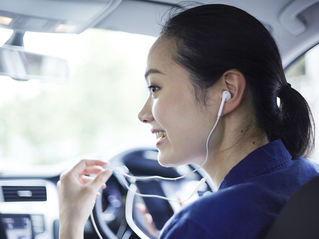 運転中にイヤホンを付けると違反になる？両耳・片耳でも違いがあるのか