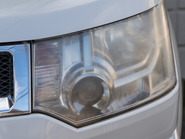 ヘッドライトが黄ばむ原因と黄ばみ除去 予防方法 車検や修理の情報満載グーネットピット
