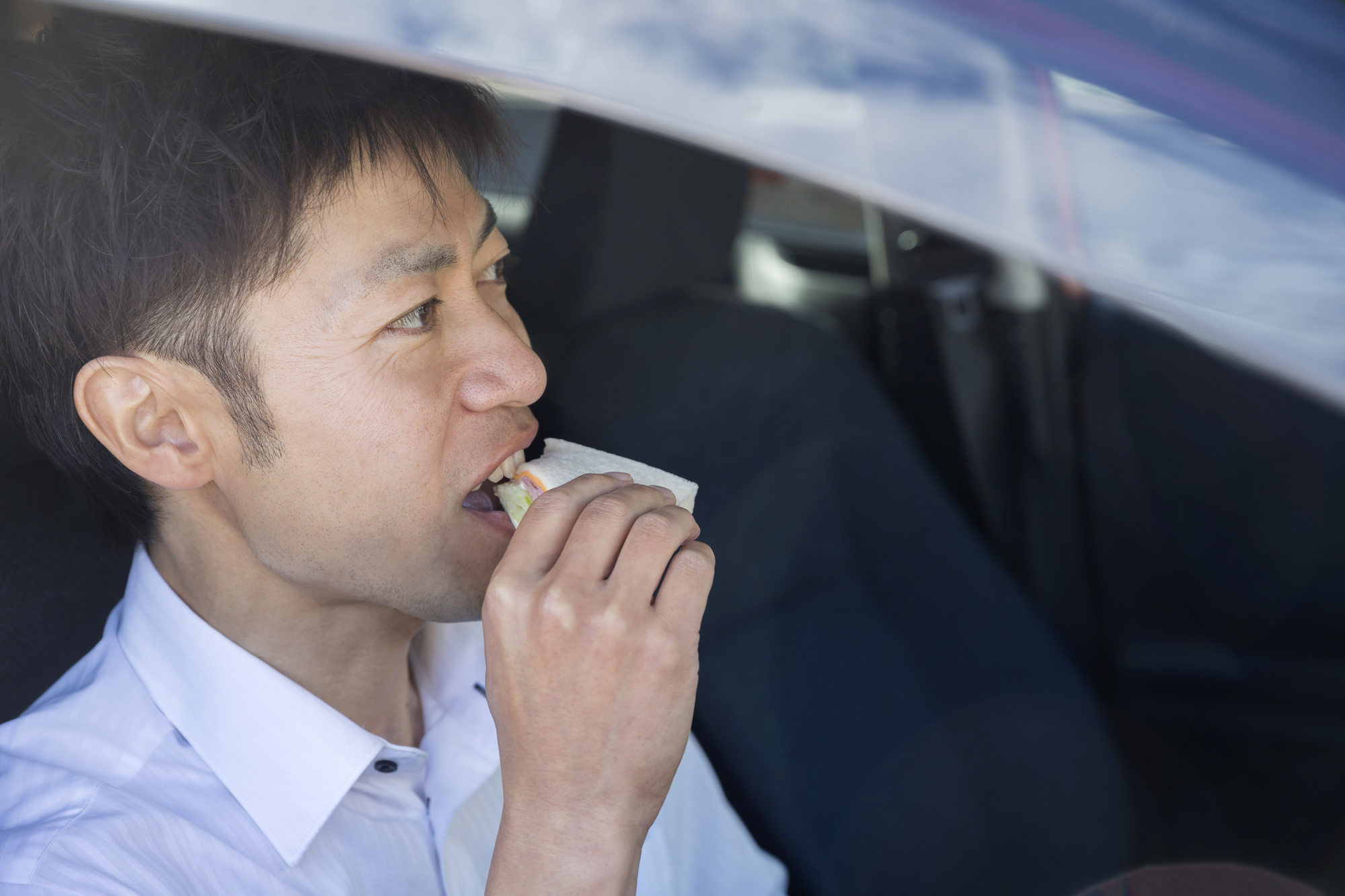 車内での飲食 食事の注意点と便利グッズ 掃除のポイントを紹介 中古車なら グーネット