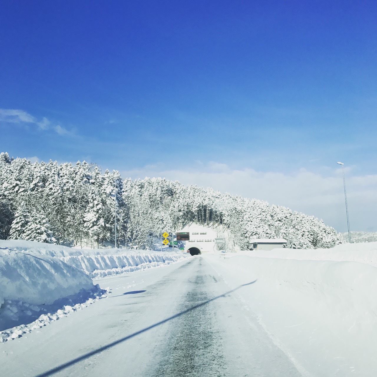 北海道で冬のドライブを楽しむためには 4種の神器 雪国であると便利な車の装備をご紹介 中古車なら グーネット