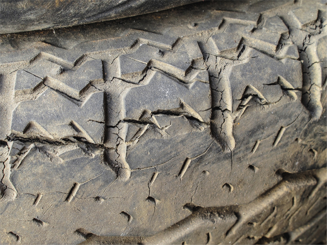 タイヤのひび割れはどのくらいまで許容できるの？