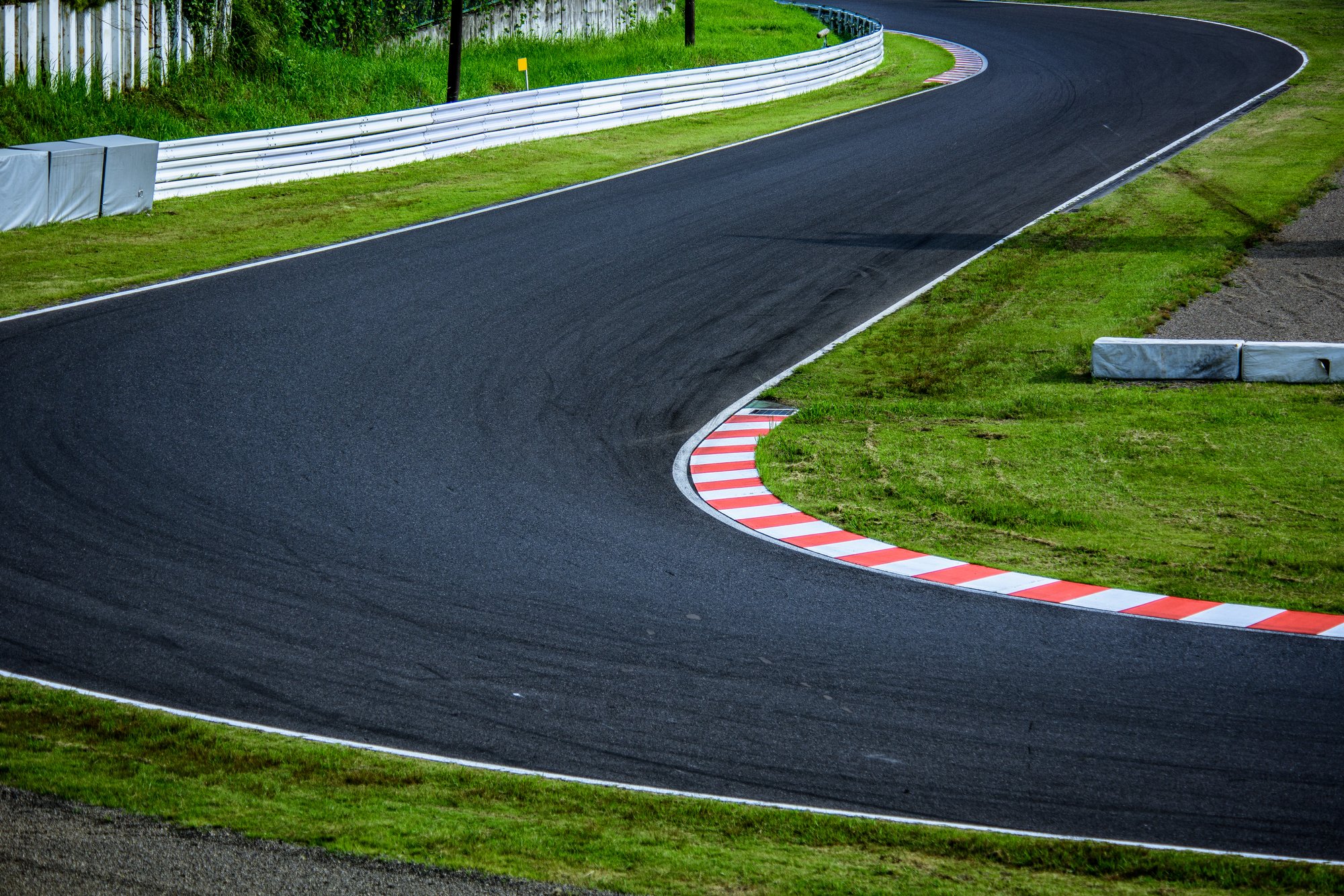 車とバイクではモータースポーツのヘルメットはどう違うの？