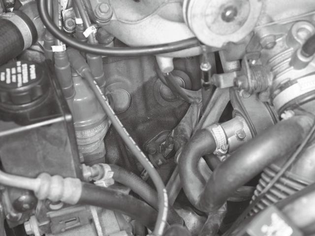 車のエンジンオイルはそもそもなぜ減るのか