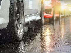 車の雨だれ シミの原因は キレイに落とす方法と裏技を解説 中古車なら グーネット