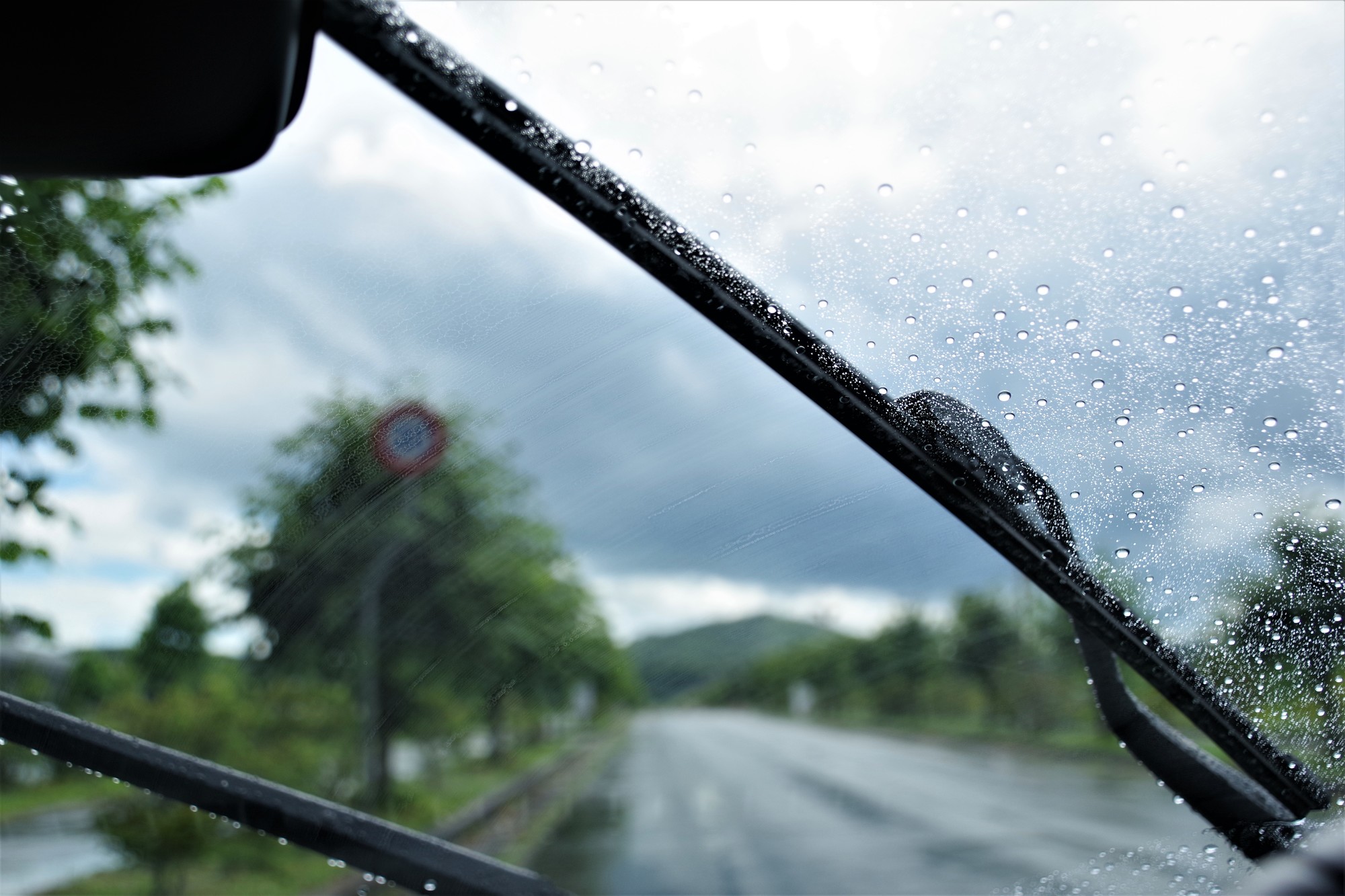 雨の日に車の窓が曇るのはなぜ 原因別で見る対策法とは 中古車なら グーネット