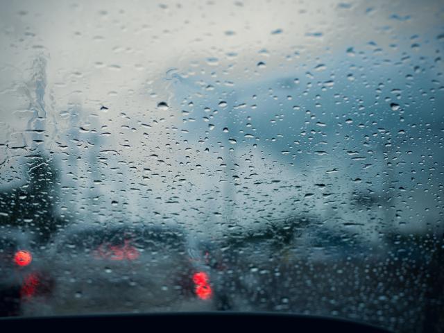 雨の日に車の窓が曇るのはなぜ 原因別で見る対策法とは 中古車なら グーネット