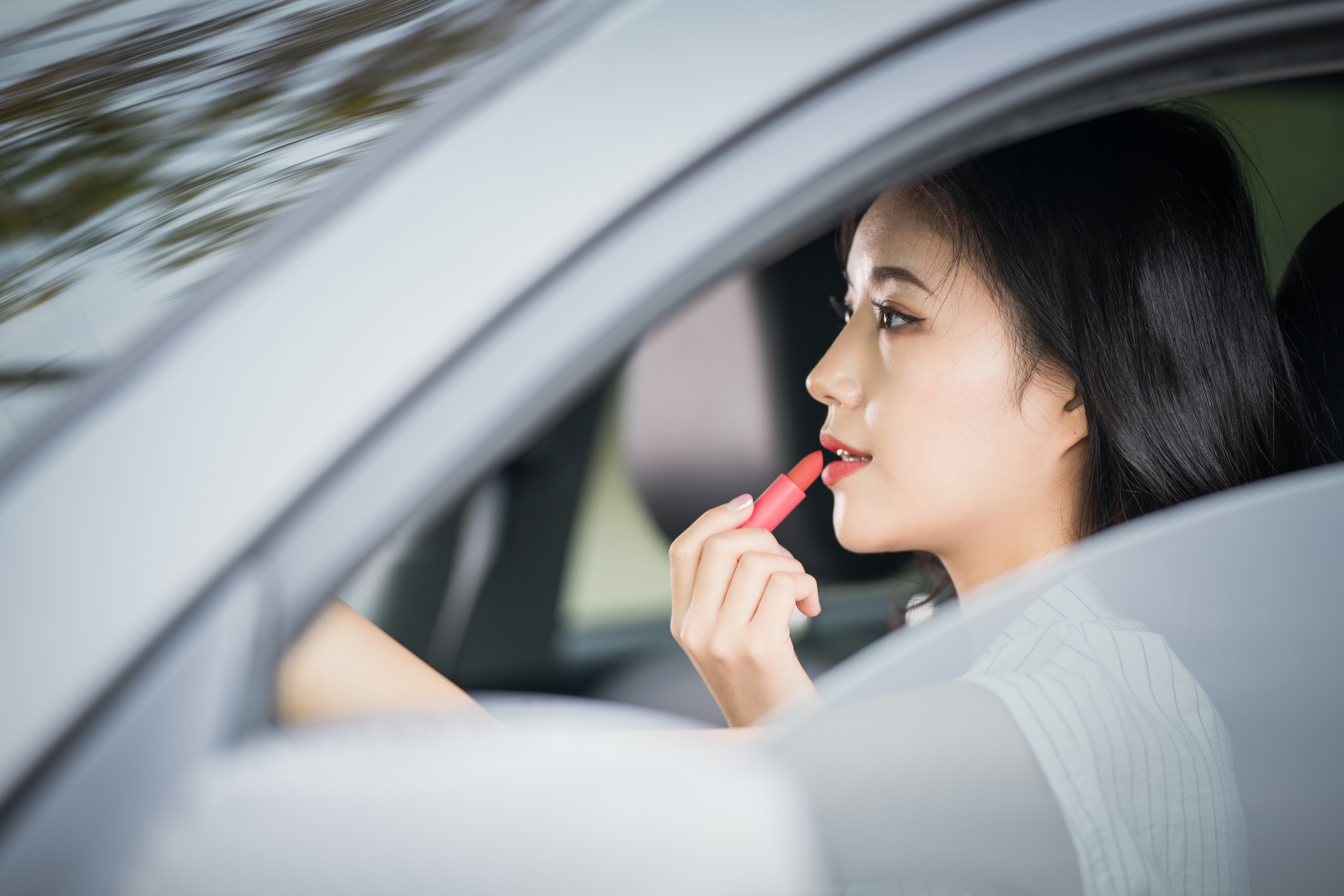 化粧は ながら運転 にあたるのか ながら運転の危険性や罰則を紹介 中古車なら グーネット