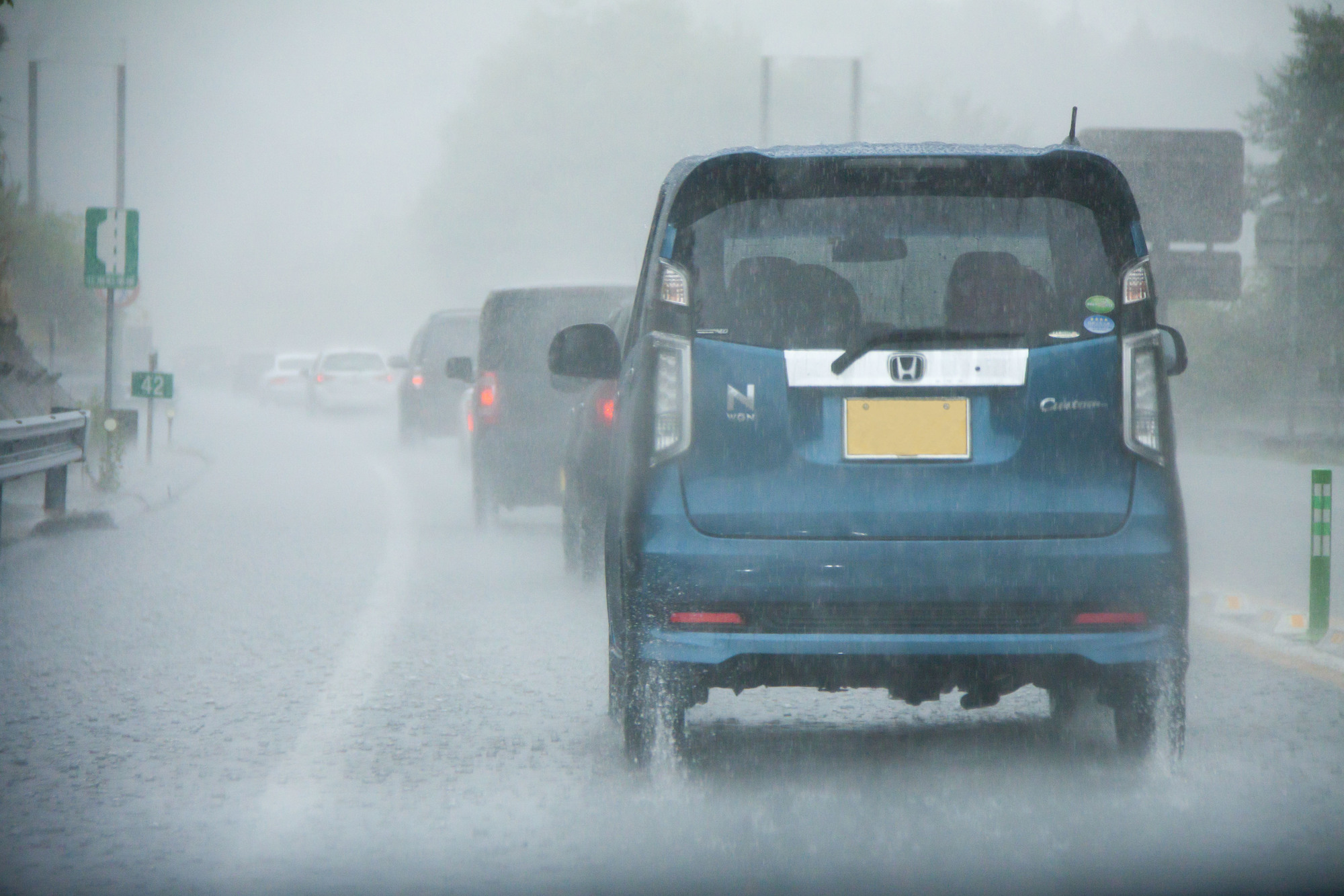 雨の日は車のブレーキが効かない 雨と晴れでの制動距離の違いについて 中古車なら グーネット