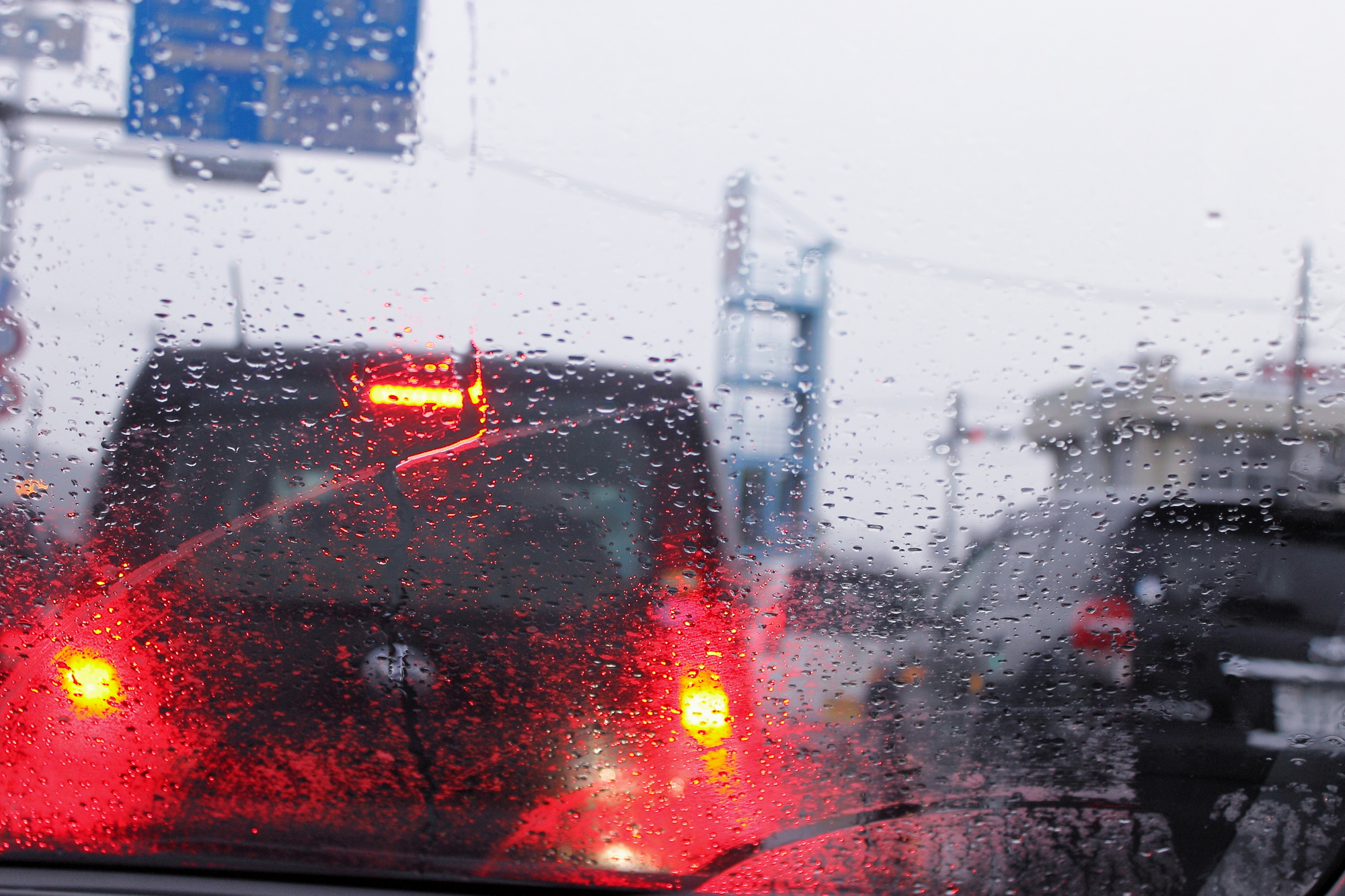 雨の日は車のブレーキが効かない 雨と晴れでの制動距離の違いについて 中古車なら グーネット