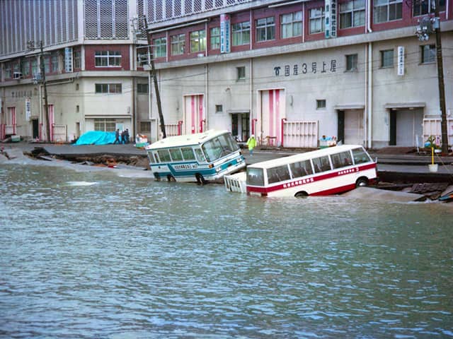 愛車が水没してしまったときの対処法と保険適用について