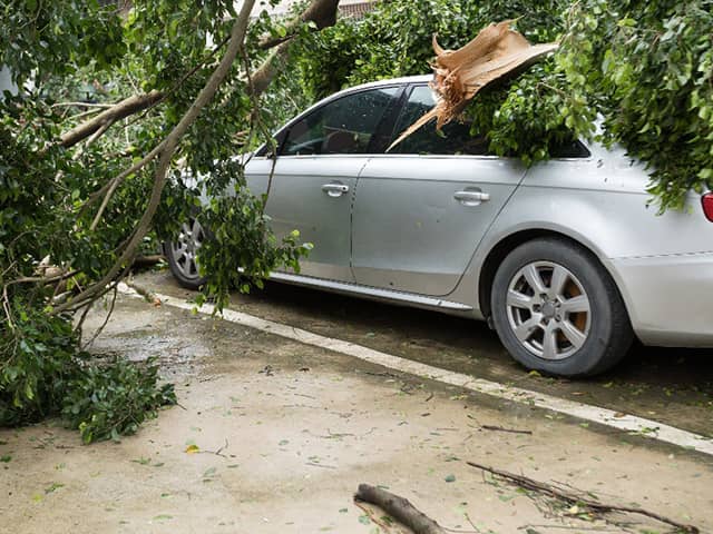 愛車が台風によって損害を受けた！車両保険は適用される？