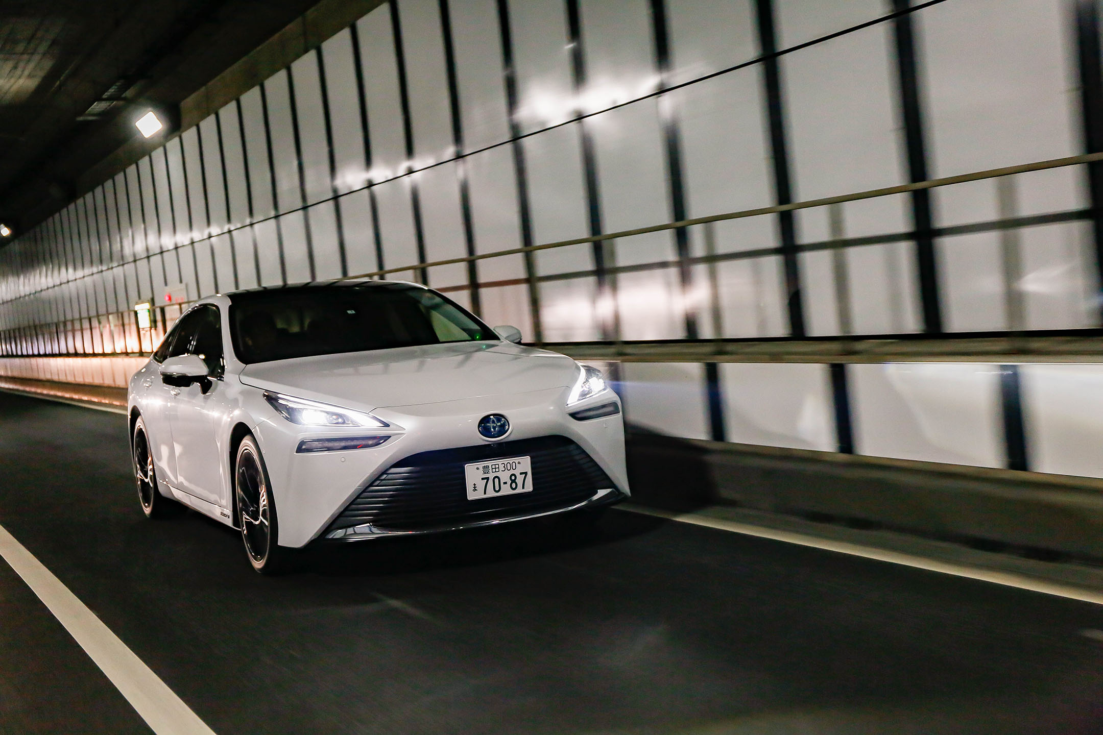 高速道路でのクルージングでは、豪華クルーザーのような快適性を誇る