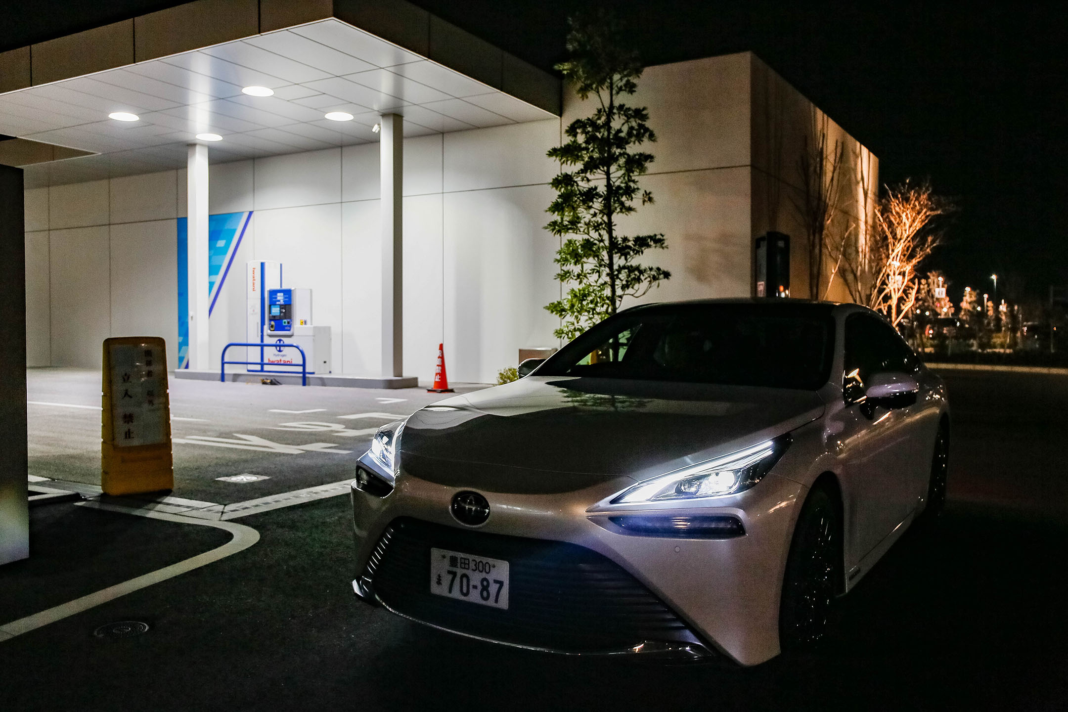 水素ステーションは設置個所が全国で137ヵ所（2020年12月時点）営業時間が短く、ユーザーにとって便利な状況とはいいがたい