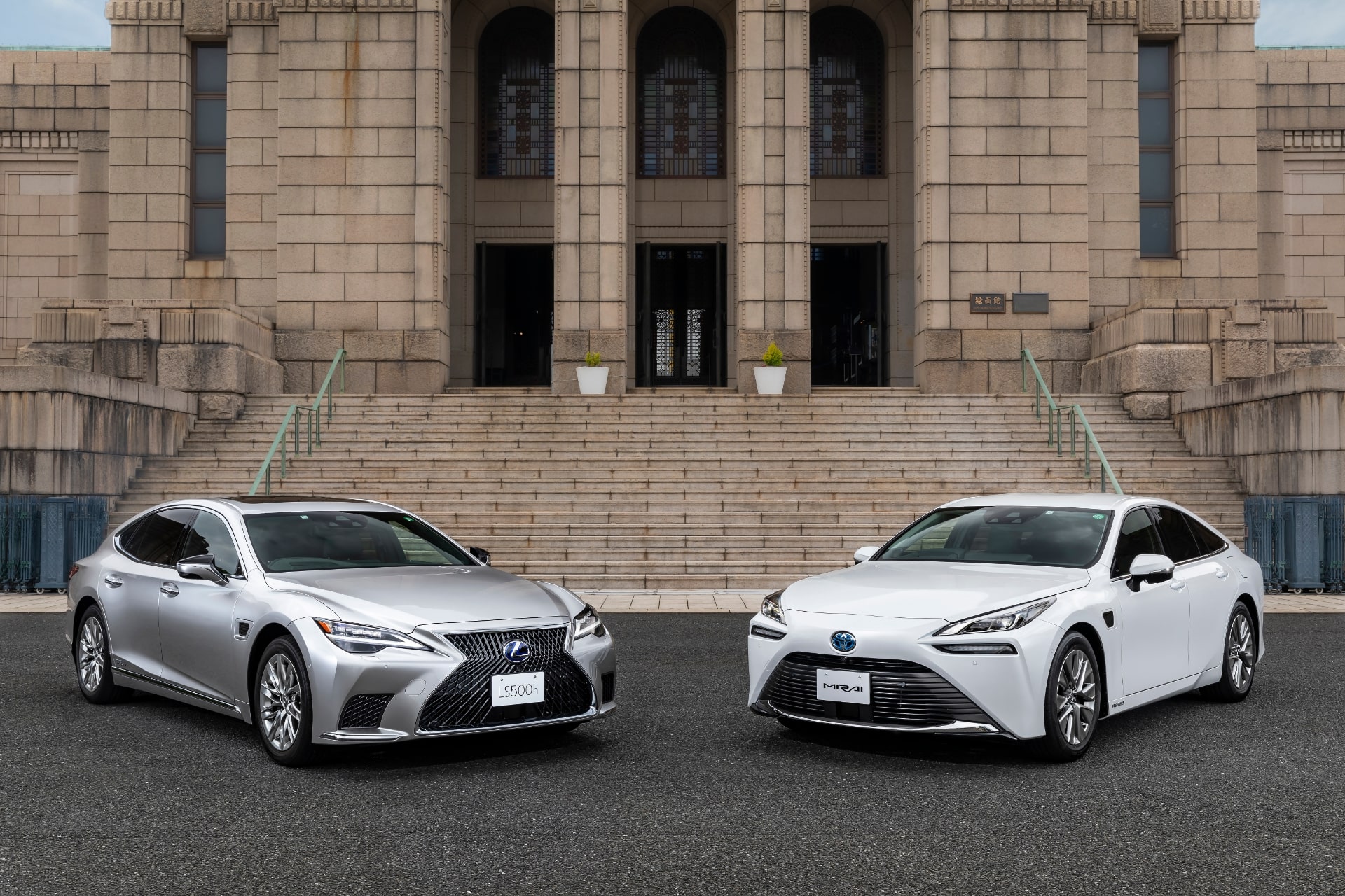 トヨタ 新型LSと新型MIRAIに最新の運転支援技術を搭載し発売決定 