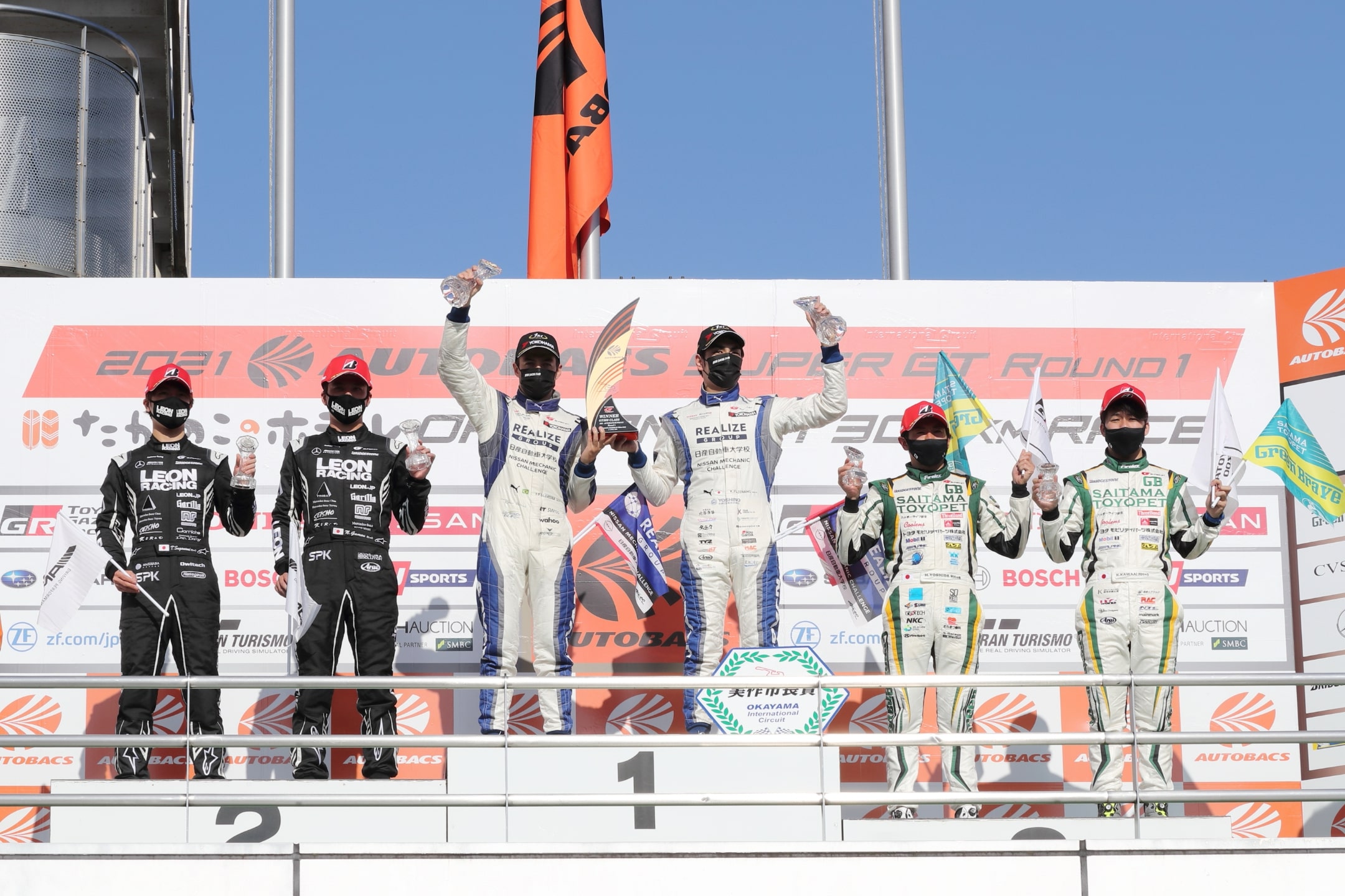 開幕戦優勝の#56 リアライズ 日産自動車大学校 GT-R(藤波 清斗 / ジョアオ・パオロ・デ・オリベイラ)(写真中央)