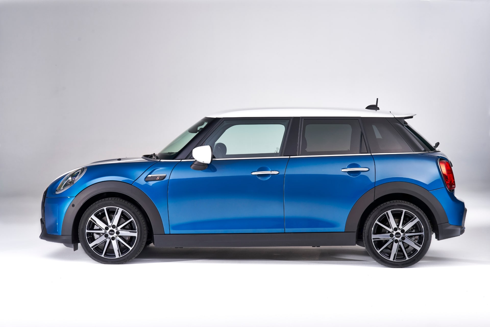 新型MINI クーパーS 5ドア　サイド
