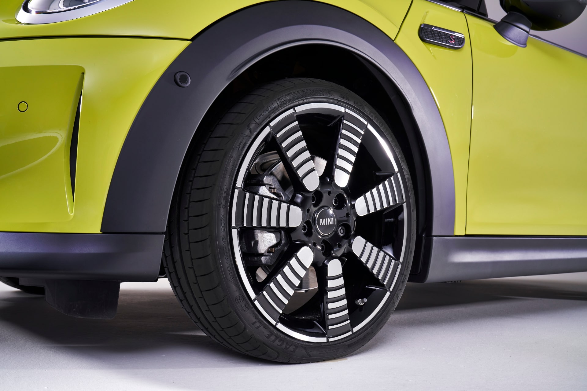 新型MINI クーパーS コンバーチブル　ホイール