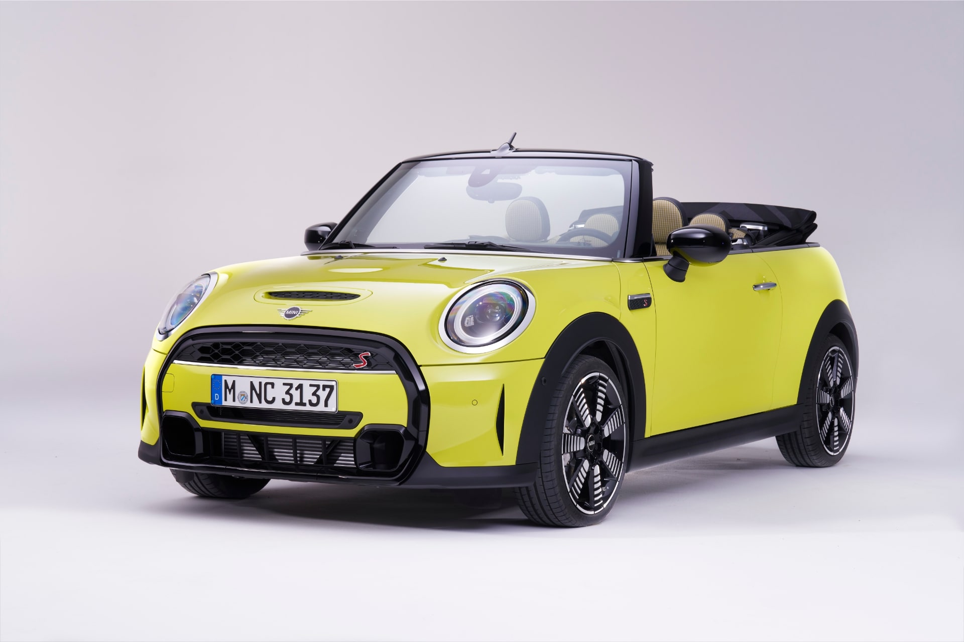新型MINI クーパーS コンバーチブル　オープン時