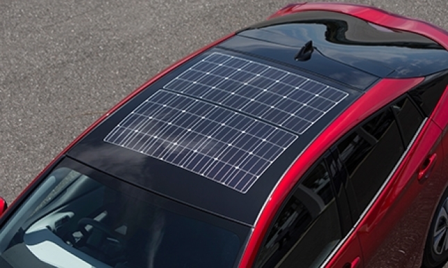 トヨタ 世界初 太陽光でバッテリーを充電できるソーラー充電システムとは 中古車なら グーネット