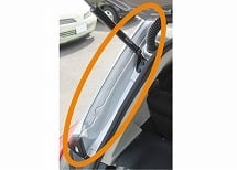 日産 ティーダ（開口部を慎重にチェック）