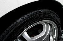 トヨタ エスティマ T（タイヤを点検する）