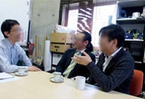 若い頃のクルマ購入事情を語る、左から田村直彦さん（46）、中岡正敏さん（44）、澤田基之さん（48） 