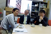 左から、田村直彦さん（46）、中岡正敏さん（44）、澤田基之さん（48）。クルマは「そこそこ好き」な3人が、体験してきたクルマカルチャーを語ってくれた。 
