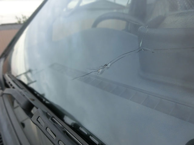 フロントガラスに傷やフィルムが貼ってあると車検は通らない 車検や修理の情報満載グーネットピット