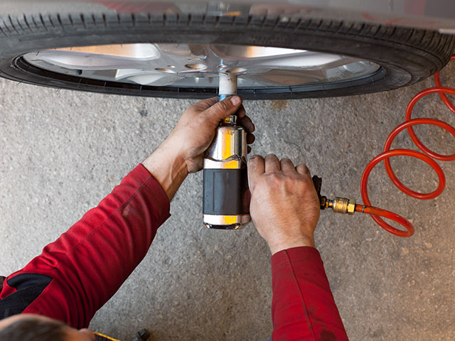 タイヤ交換作業におすすめのインパクトレンチとは