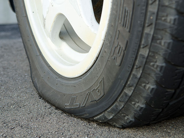 タイヤの空気が漏れて抜ける原因と対処法