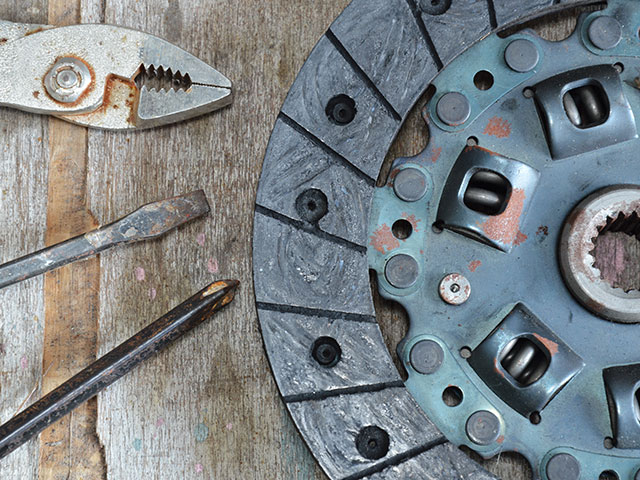 車のクラッチが張り付く原因と対策について