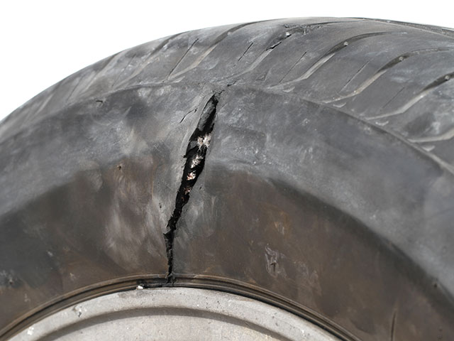 車のタイヤ側面の傷 ヒビ 削れを放っておくとどうなるのか 車検や修理の情報満載グーネットピット