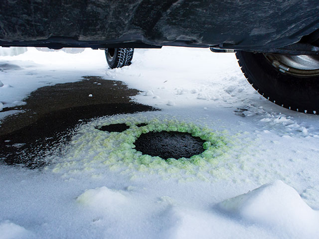 車の液漏れの原因は 色 緑 赤 茶色 や位置から判断しよう 車検や修理の情報満載グーネットピット