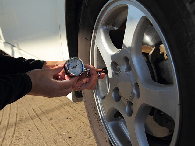 タイヤの空気圧をセルフチェックする方法と頻度について 車検や修理の情報満載グーネットピット