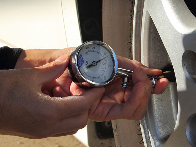 車のタイヤにおける指定空気圧とその見方について