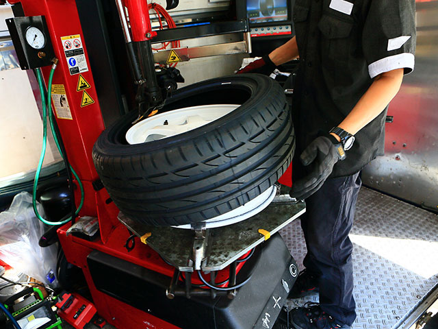 車のタイヤがパンクした時にディーラーに依頼するメリットとは 車検や修理の情報満載グーネットピット