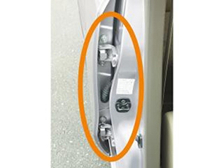 日産 ノート（ドアヒンジ部1）